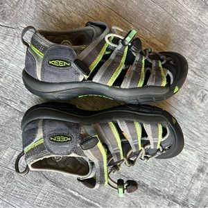 KEEN Kids Sandals Size 2 Green Gray Hiking Outdoor Closed Toe